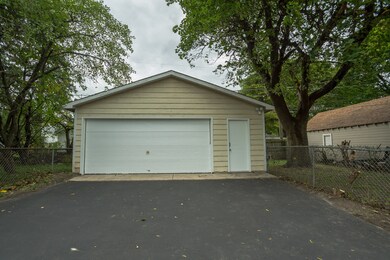 1006 W Ridgeland Ave, Waukegan, IL 60085 - photo 7