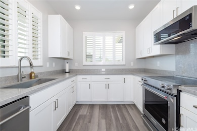 Bright and spacious kitchen for all of your cookin