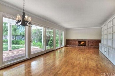 Fireplace and bookshelves in the extensive family 