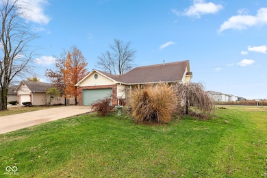 459 Cardinal Dr, Whiteland, IN 46184 - photo 2