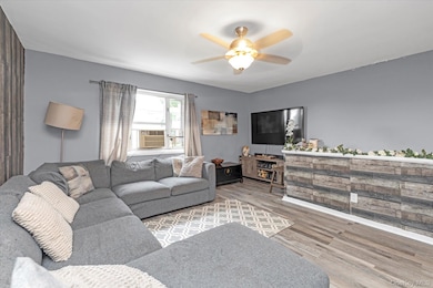 22402 Stronghurst Ave unit 208, Queens Village, NY 11427 - photo 2