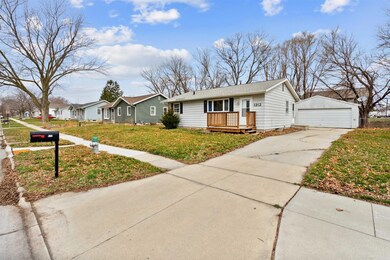 1212 Lilac Ln, Cedar Falls, IA 50613 - photo 2