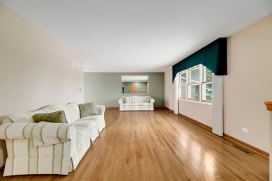 1304 Clyde Dr, Naperville, IL 60565 - photo 5