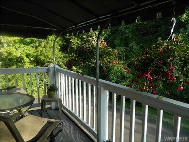 Deck RELAX WITH A CUP OF COFFEE OVERLOOKING NATURE