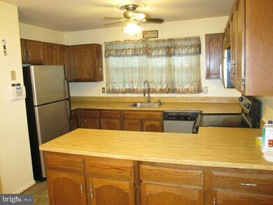 2156 Silversmith Ct, Woodbridge, VA 22191 - photo 2