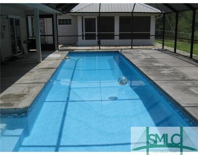 Swimming Pool/Hot Tub/Sauna. Heated and screened l