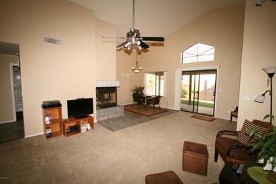 SPACIOUS 'GREAT ROOM' - HI CEILINGS!!!