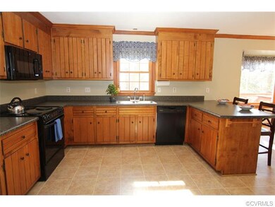Kitchen Counter & Cabinets