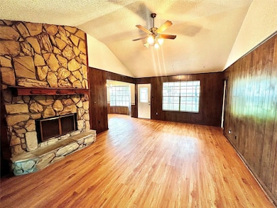 304 S Yaupon St, Lake Jackson, TX 77566 - photo 5