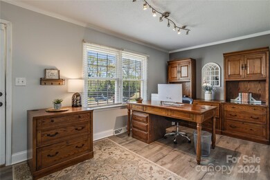 Newer LVP flooring througout