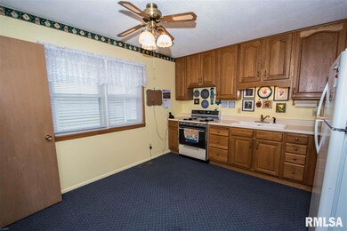 7302 Pacific St, Davenport, IA 52806 - photo 4