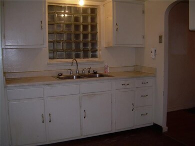 Arched doorway from dining room, leads into the ki