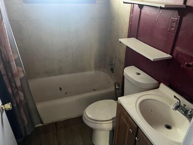 Bathroom with shower / bath combo with shower curt