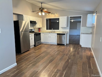 1333 E George Ave, Hazel Park, MI 48030 - photo 3