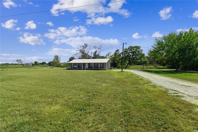 Ranch-style house featuring driveway and a front l