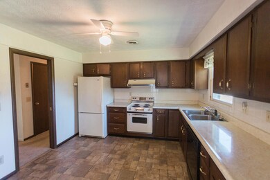 851 E Lexington St, Harrodsburg, KY 40330 - photo 5