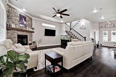 Cozy Living Room w gas log fireplace