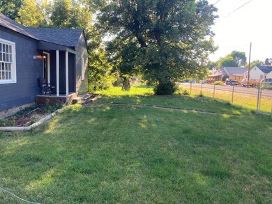 4688 Thompson Ave, Klamath Falls, OR 97603 - photo 2