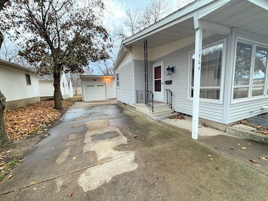 1704 11th St, Emmetsburg, IA 50536 - photo 2