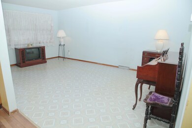 38 Chesterton Ave, Staten Island, NY 10306 - photo 2