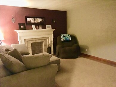 LIVINGROOM WITH MODERN DECO FIREPLACE