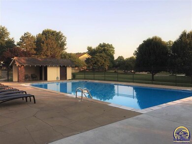 910 SE Oakridge Ln, Topeka, KS 66609 - photo 2