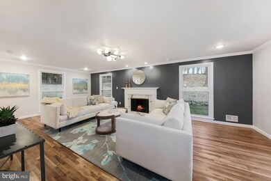 9136 Hollyoak Dr, Bethesda, MD 20817 - photo 2