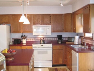 Great spacious kitchen with center island