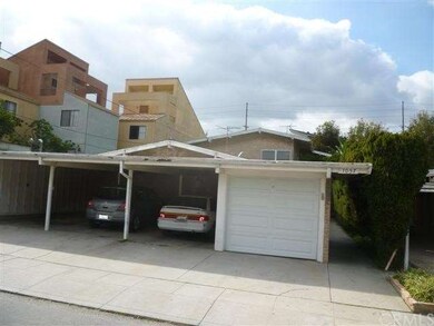 Parking consists of 3 Carports and 1 Garage = 4 To