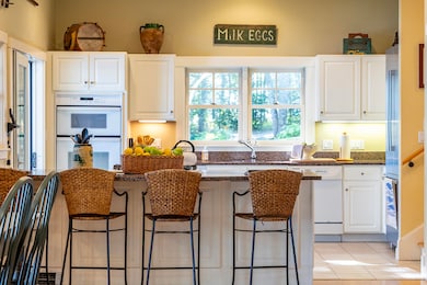 Kitchen & Breakfast Bar