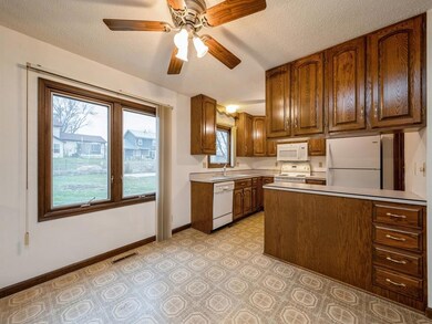 24 Clive Dr NW, Cedar Rapids, IA 52405 - photo 5