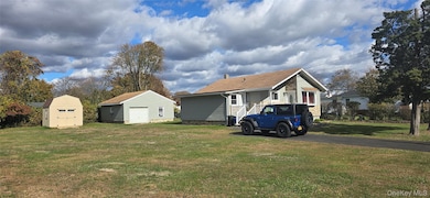 19 Kent Dr, Shirley, NY 11967 - photo 2