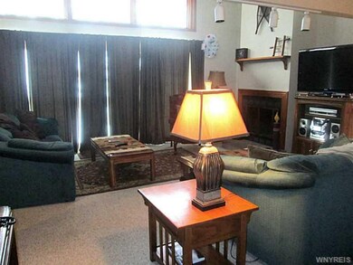 Living Room. Middle level