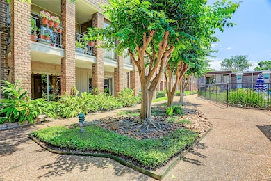 Lovely walking paths, mature trees/landscaping, on