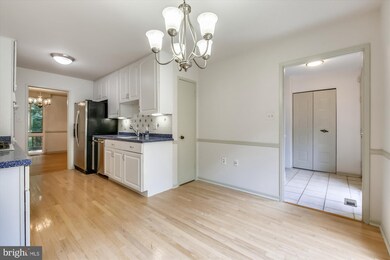 10813 Deborah Dr, Potomac, MD 20854 - photo 4