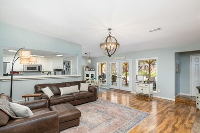 712 Thousand Oaks Dr, Hurst, TX 76054 - photo 3