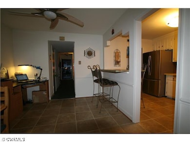 Dining Room - Opens to kitchen with large counter/
