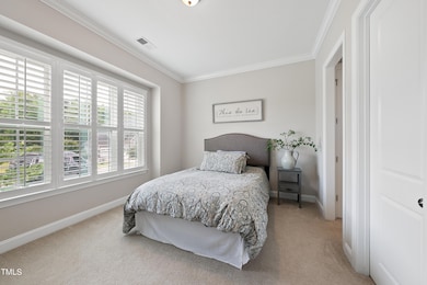 1st Floor guest bedroom