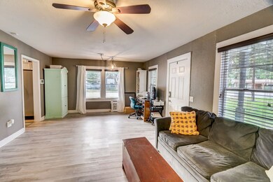 819 W Willis St, Alvin, TX 77511 - photo 7