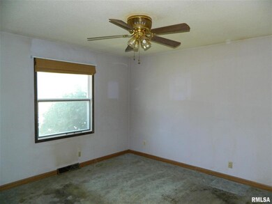 6504 Kelling St, Davenport, IA 52806 - photo 7