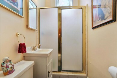 Full bath off of kitchen 8321
