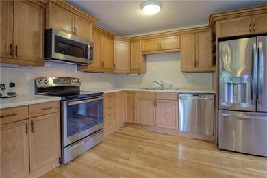 Newer Stainless Appliances & Hardwood floors in Ki