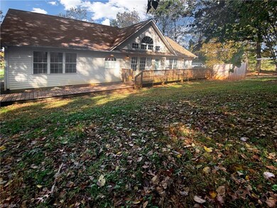 426 Shingle Gap Rd, Purlear, NC 28665 - photo 7