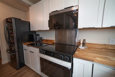  New electric Samsung smart range, and new Samsung refrigerator with Ice and water.