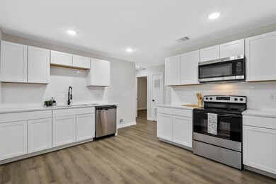 720 Shady Ln, Hurst, TX 76053 - photo 5