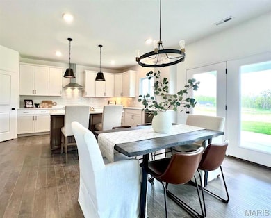 Example picture of the Oakdale, some features shown may be optional upgrades.