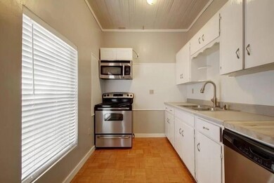 Kitchen with appliances with stainless steel fini