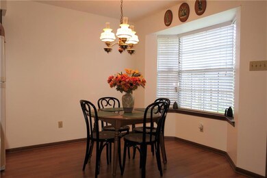 Sweet Brkfst Rm w/ Bay Window