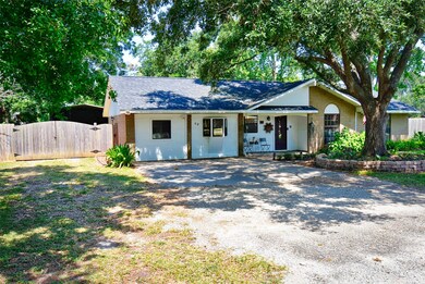 49 Nueces St, Bay City, TX 77414 - photo 2