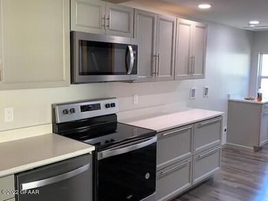 1008 S 10th St, Grand Forks, ND 58201 - photo 3